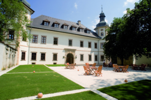 sonnenterrasse-innenhof-jufa-hotel-schloss-roethelstein-sommer